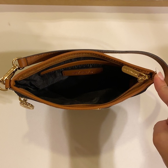 Michael Kors wristlet clutch - Picture 2 of 3